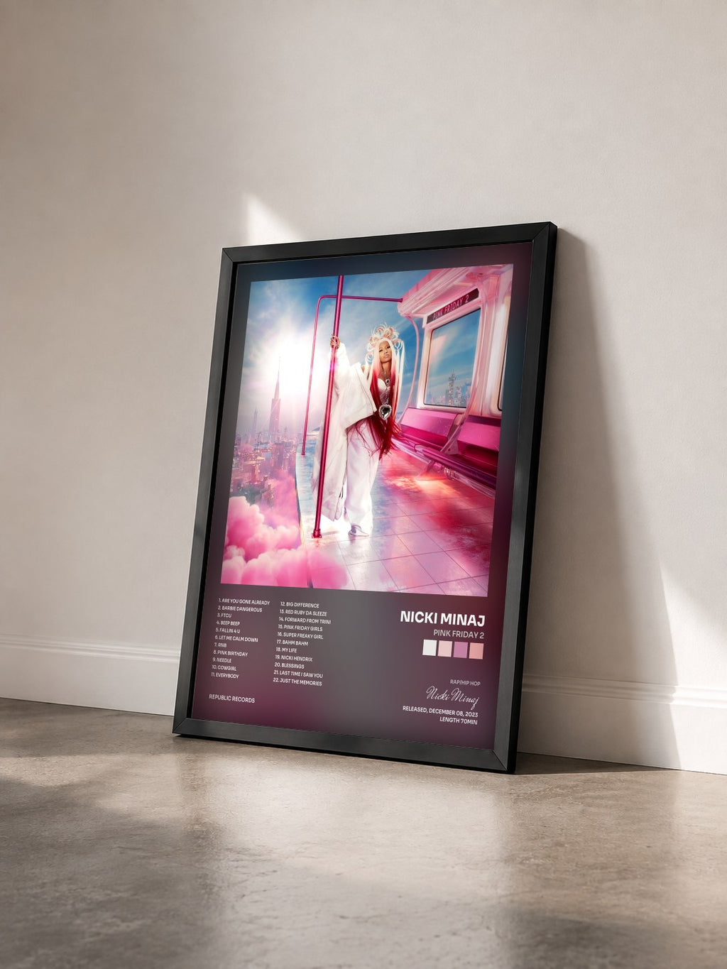 #noir Tableau de l'album Pink Friday 2 de Nicki Minaj vu de trois quarts, cadre noir