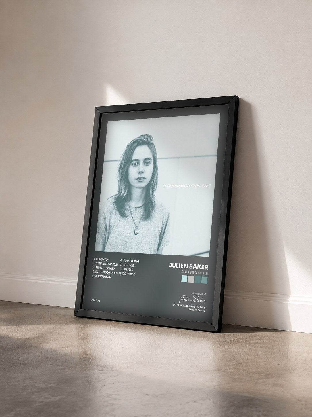#noir Tableau de l'album Sprained Ankle de Julien Baker vu de trois quarts, cadre noir