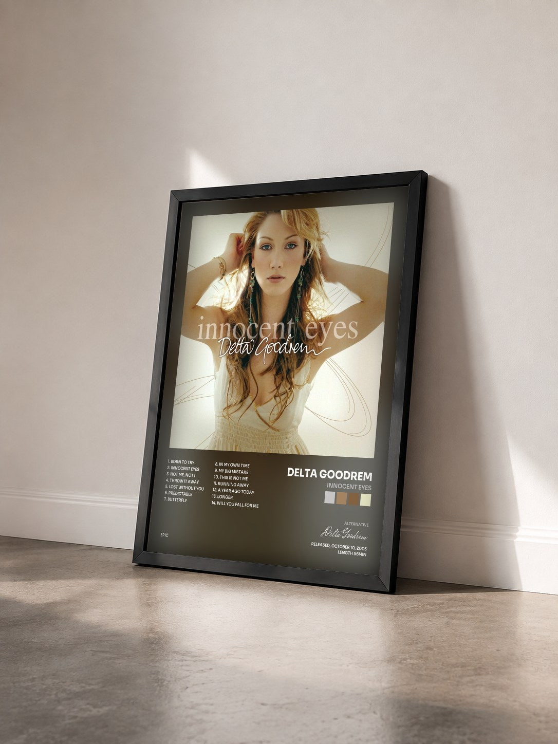 #noir Tableau de l'album Innocent Eyes de Delta Goodrem vu de trois quarts, cadre noir