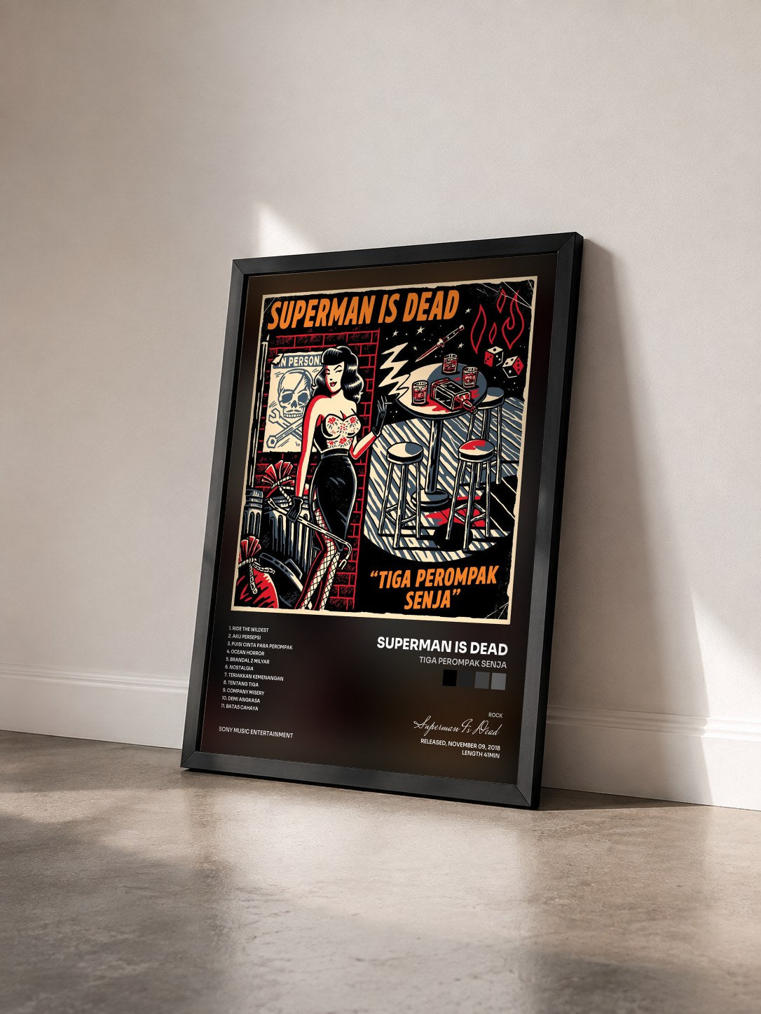 #noir Tableau de l'album Tiga Perompak Senja de Superman Is Dead vu de trois quarts, cadre noir