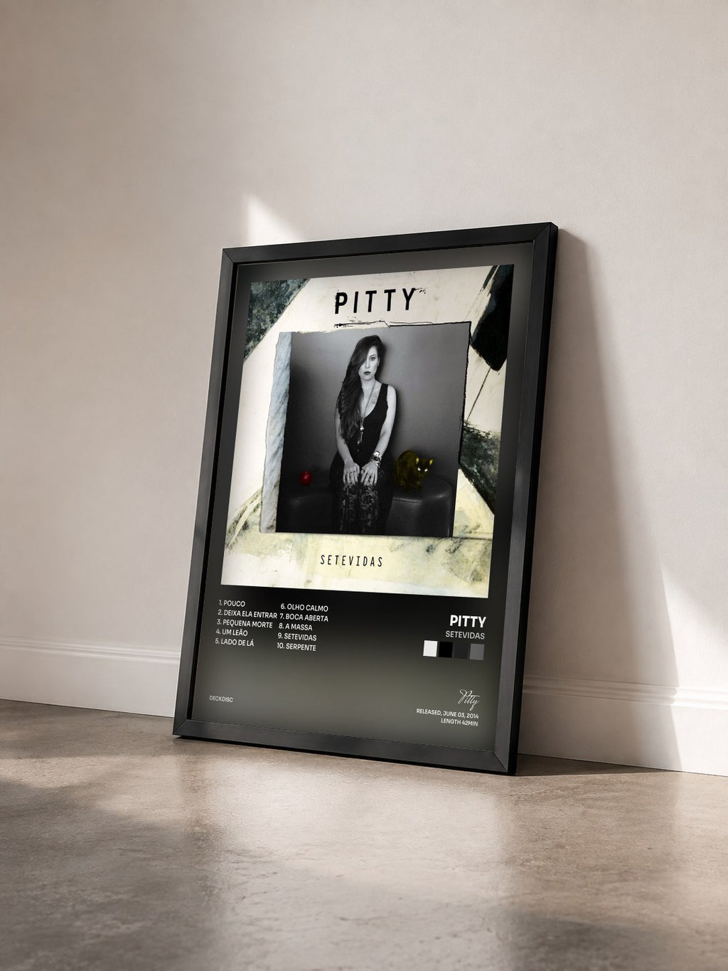 #noir Tableau de l'album Setevidas de Pitty vu de trois quarts, cadre noir