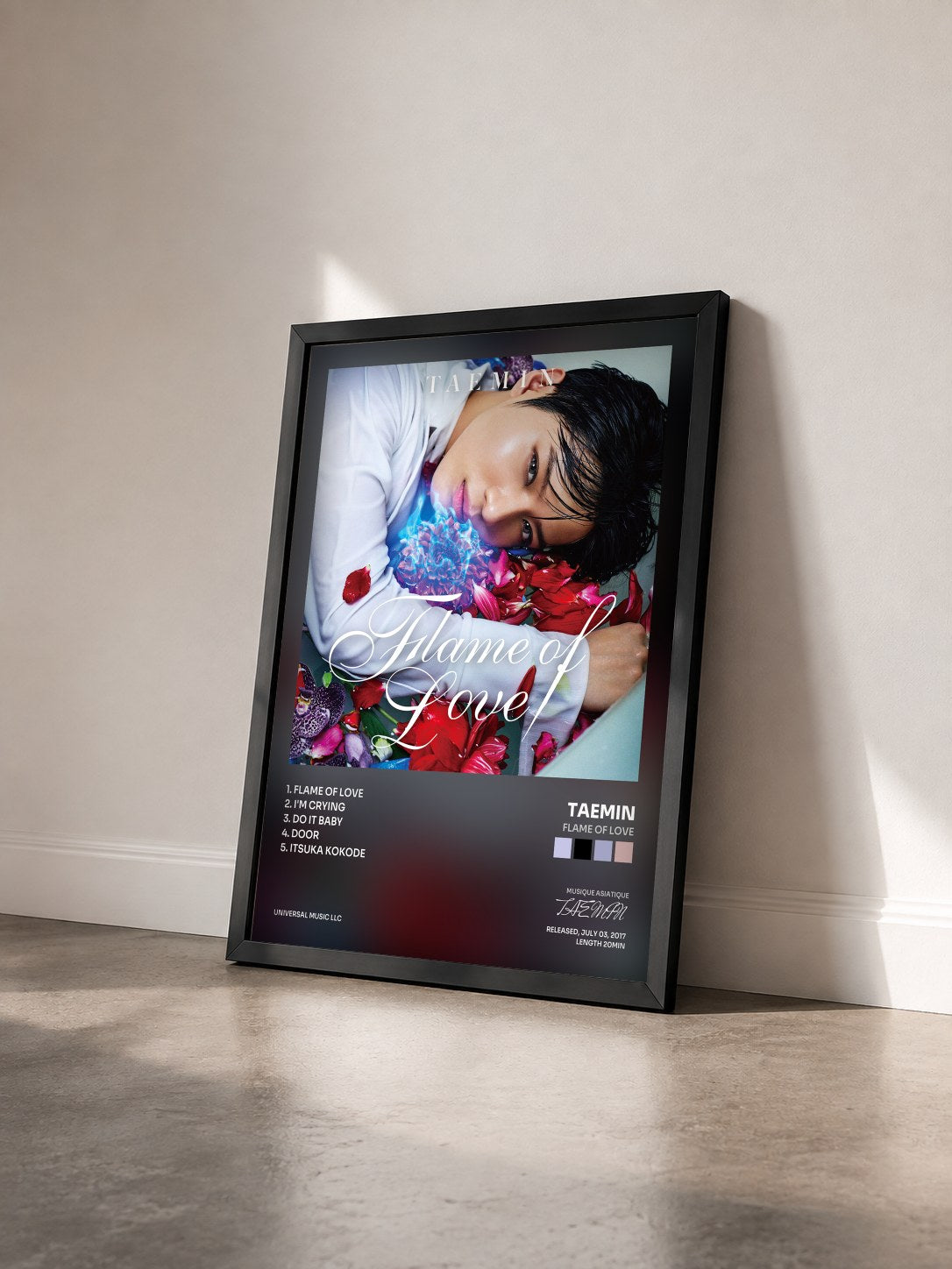 #noir Tableau de l'album Flame Of Love de TAEMIN vu de trois quarts, cadre noir