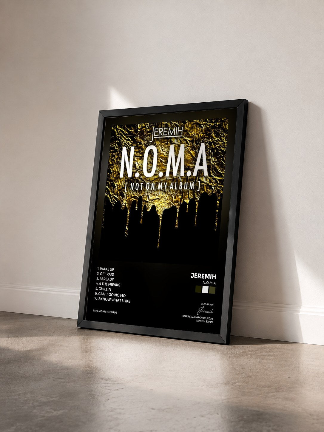 #noir Tableau de l'album N.O.M.A de Jeremih vu de trois quarts, cadre noir