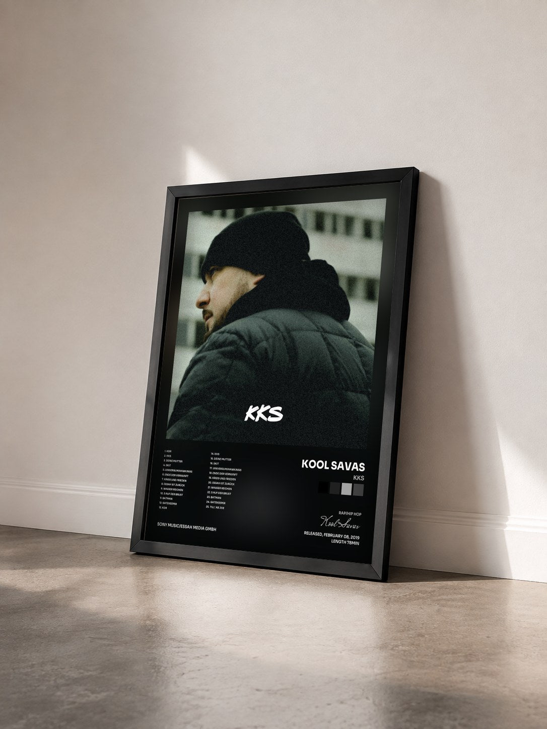 #noir Tableau de l'album KKS de Kool Savas vu de trois quarts, cadre noir