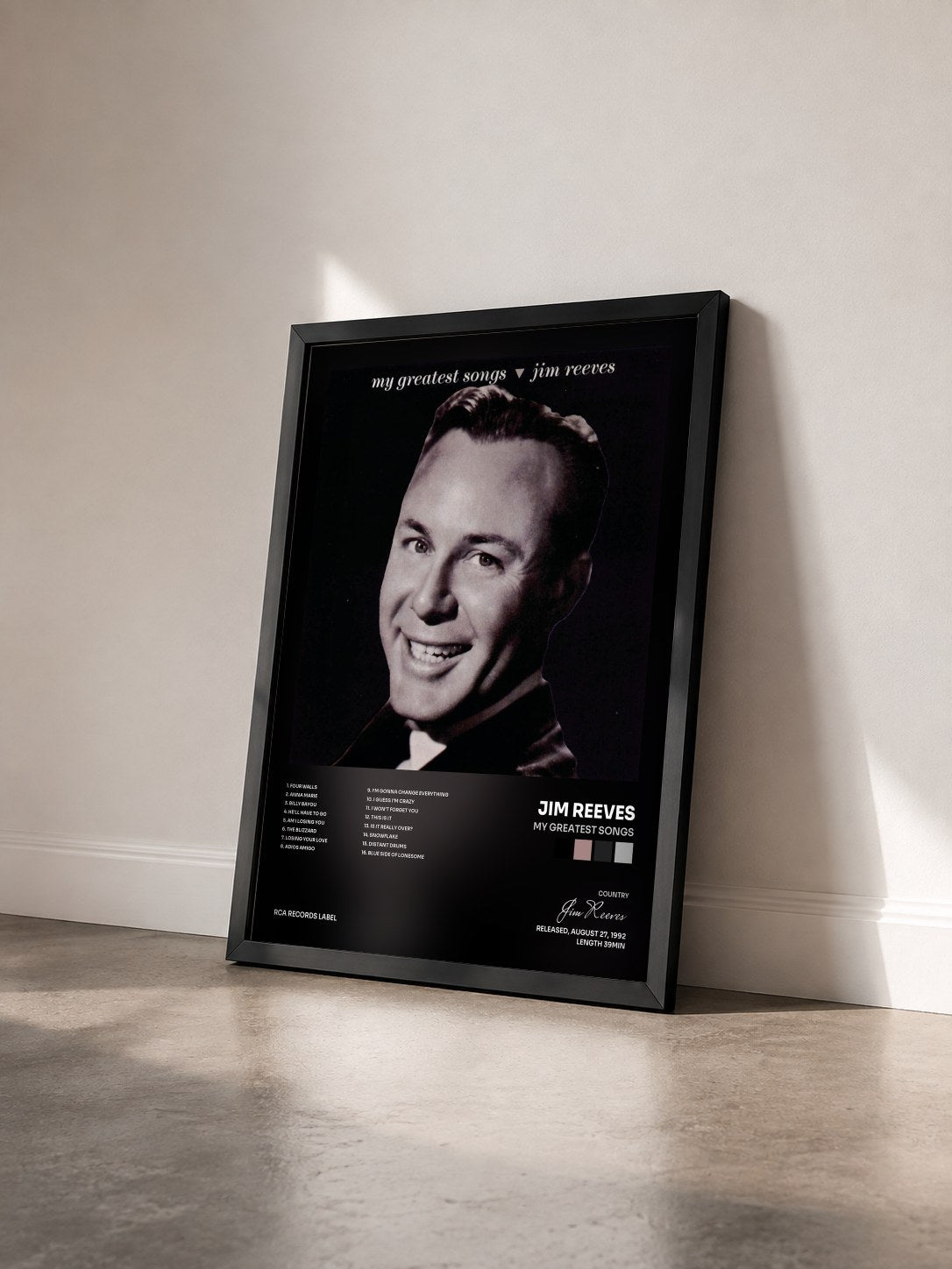 #noir Tableau de l'album My Greatest Songs de Jim Reeves vu de trois quarts, cadre noir