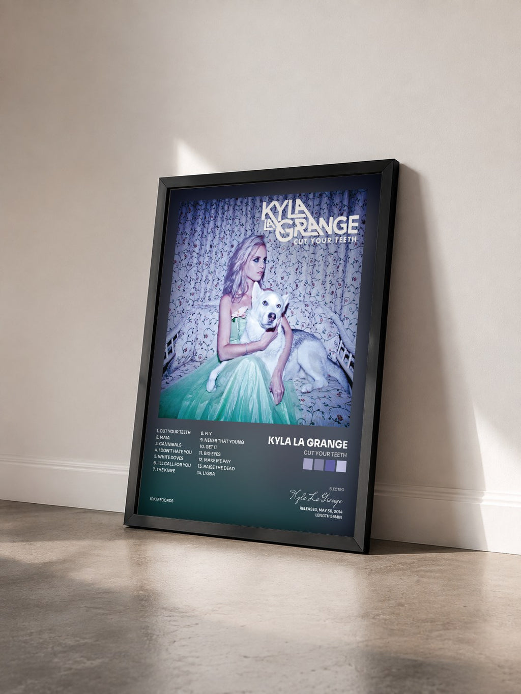 #noir Tableau de l'album Cut Your Teeth de Kyla La Grange vu de trois quarts, cadre noir