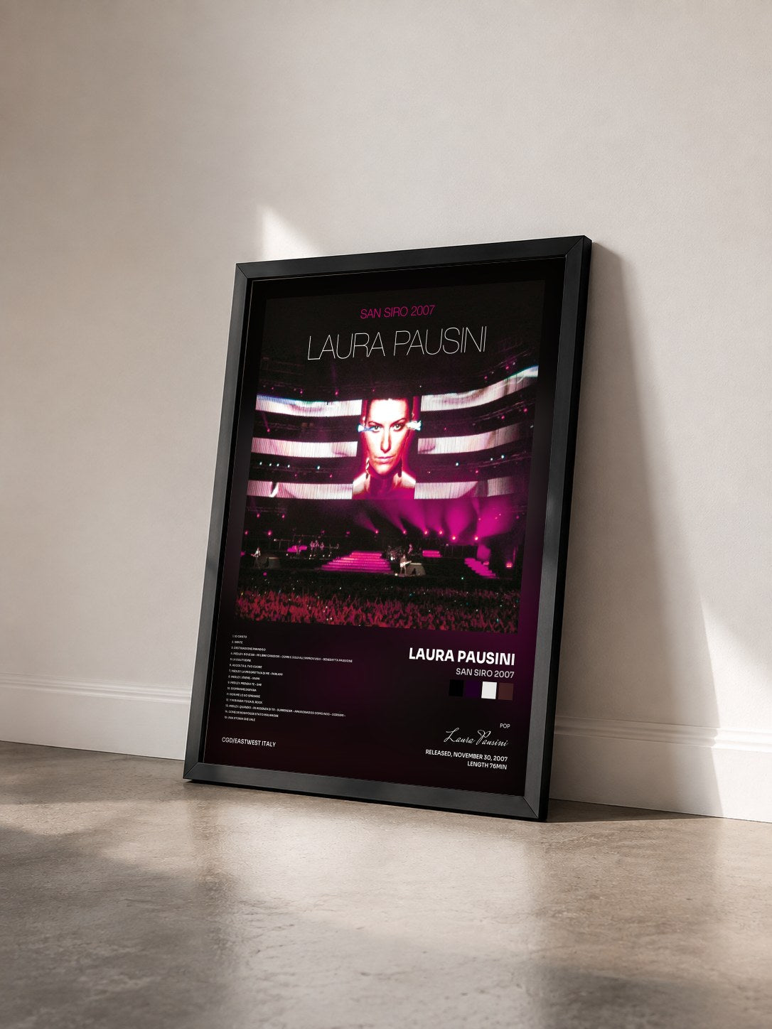 #noir Tableau de l'album San Siro 2007 de Laura Pausini vu de trois quarts, cadre noir