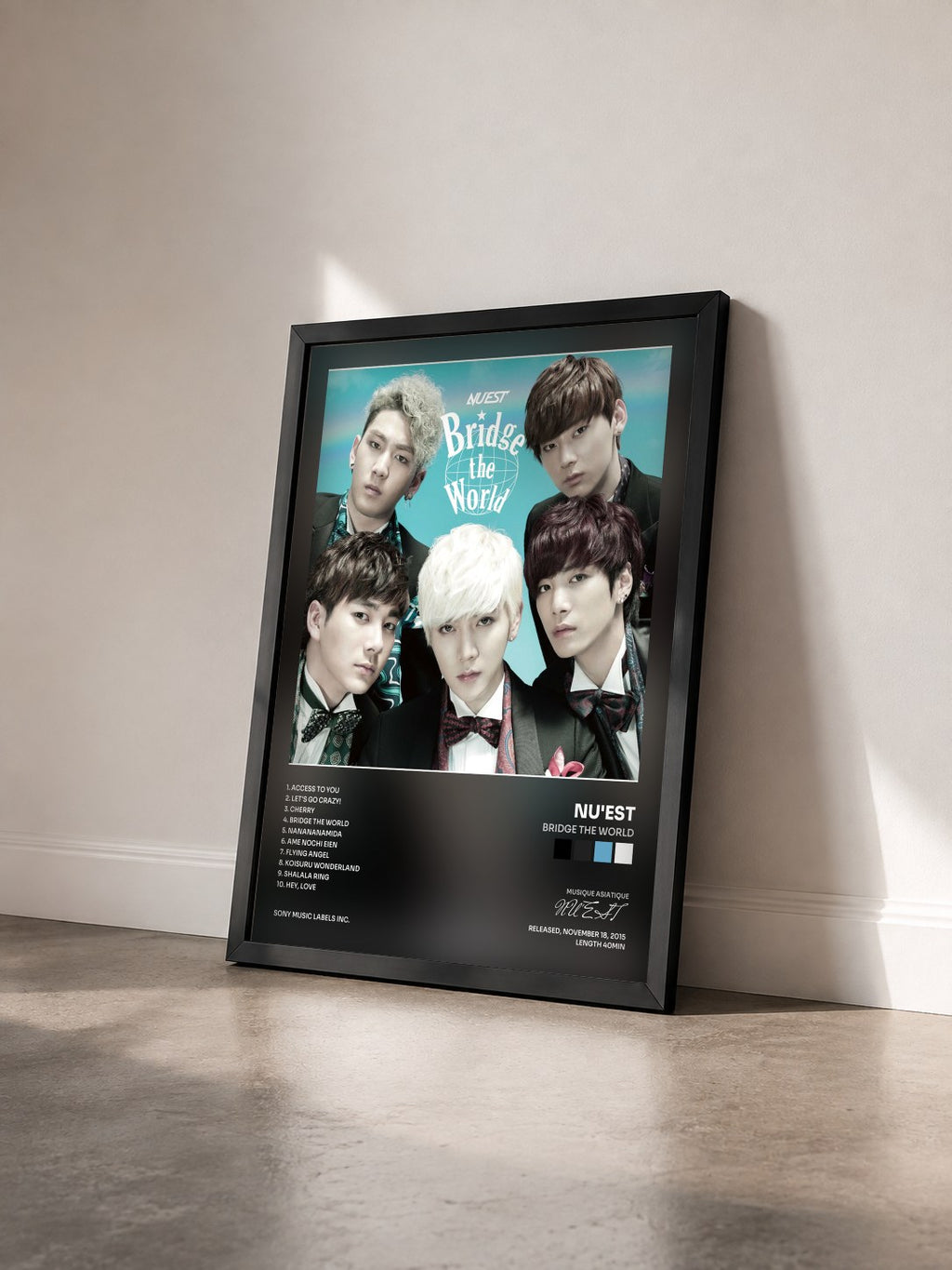 #noir Tableau de l'album Bridge the World de NU'EST vu de trois quarts, cadre noir