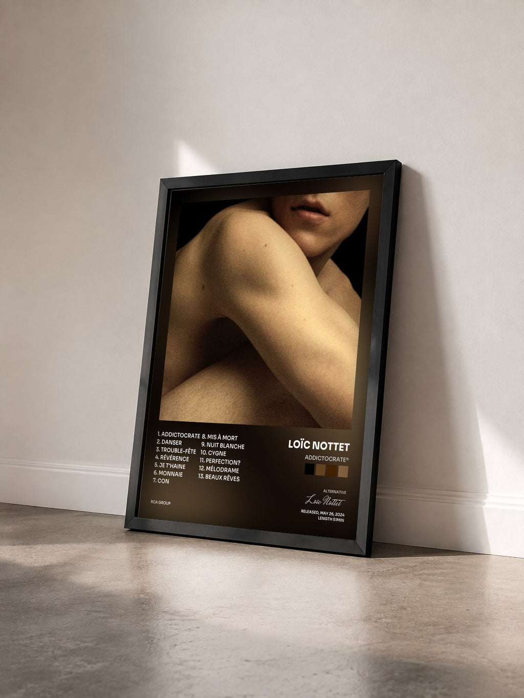 #noir Tableau de l'album Addictocrate* de Loïc Nottet vu de trois quarts, cadre noir