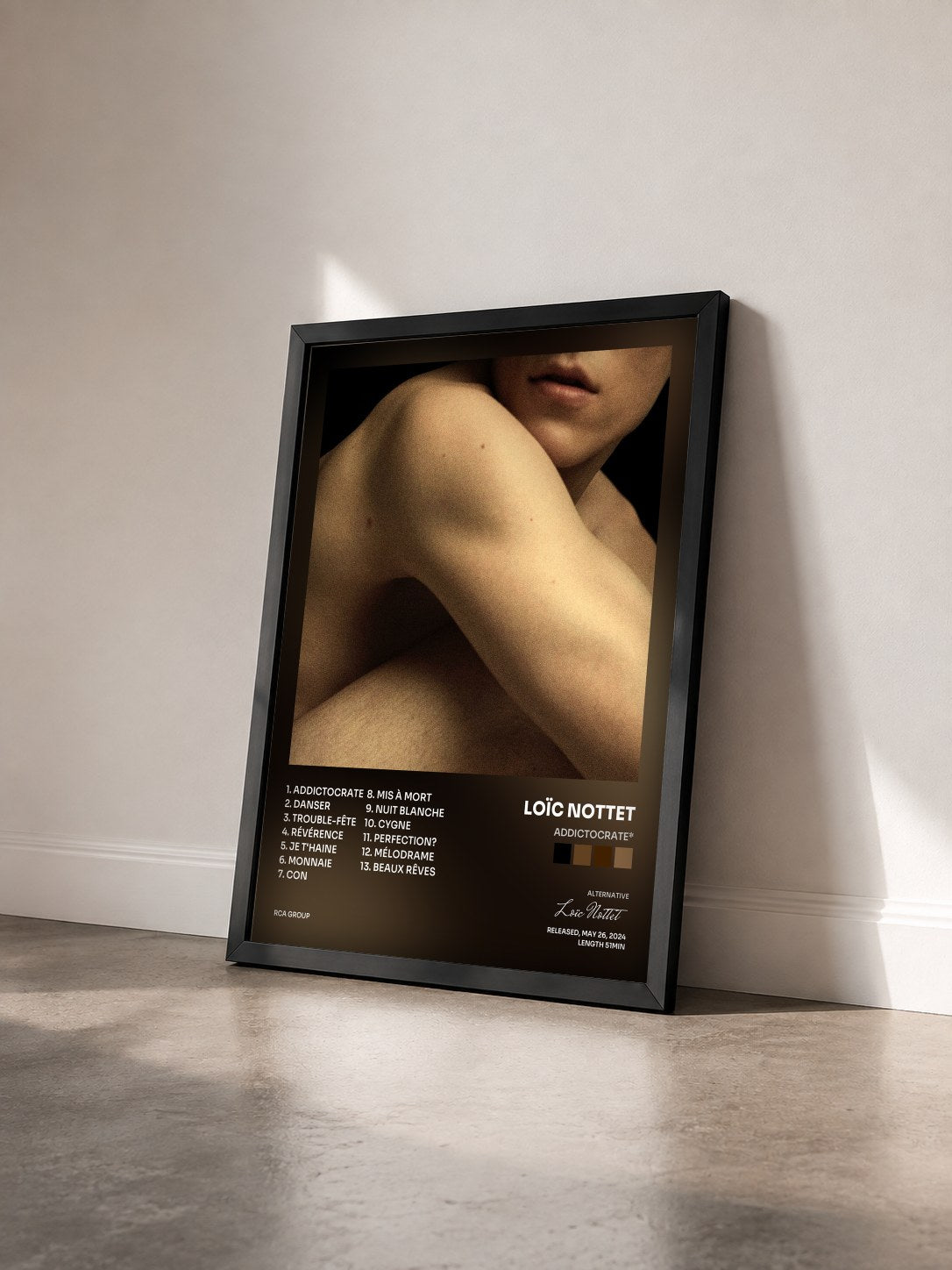 #noir Tableau de l'album Addictocrate* de Loïc Nottet vu de trois quarts, cadre noir