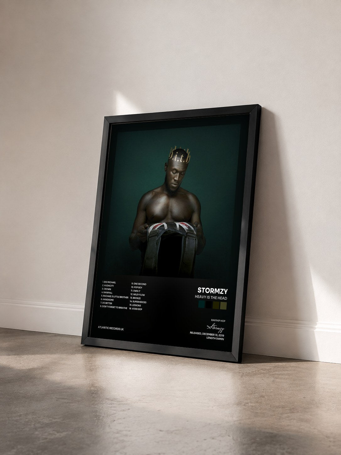 #noir Tableau de l'album Heavy Is The Head de Stormzy vu de trois quarts, cadre noir