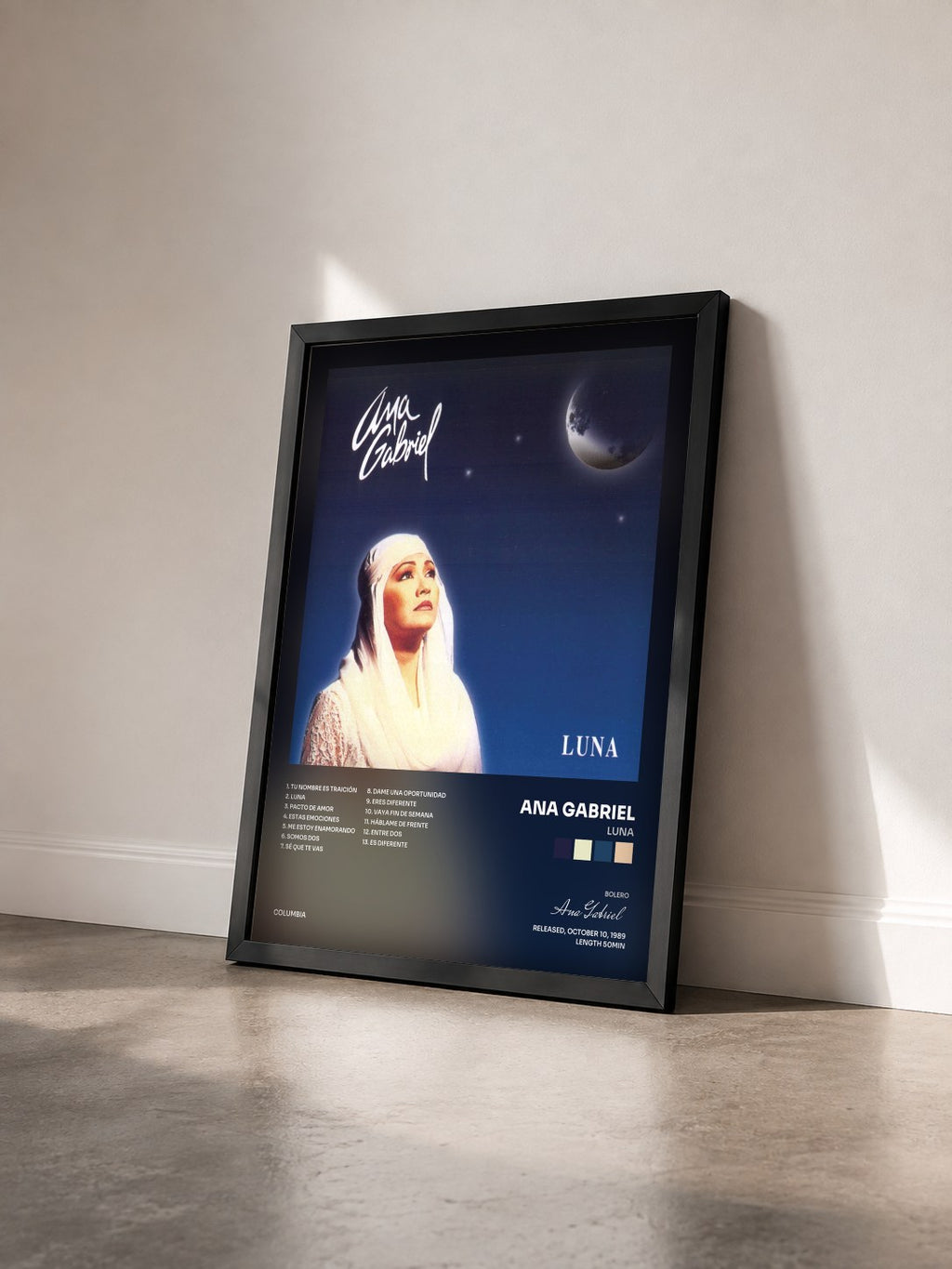 #noir Tableau de l'album Luna de Ana Gabriel vu de trois quarts, cadre noir