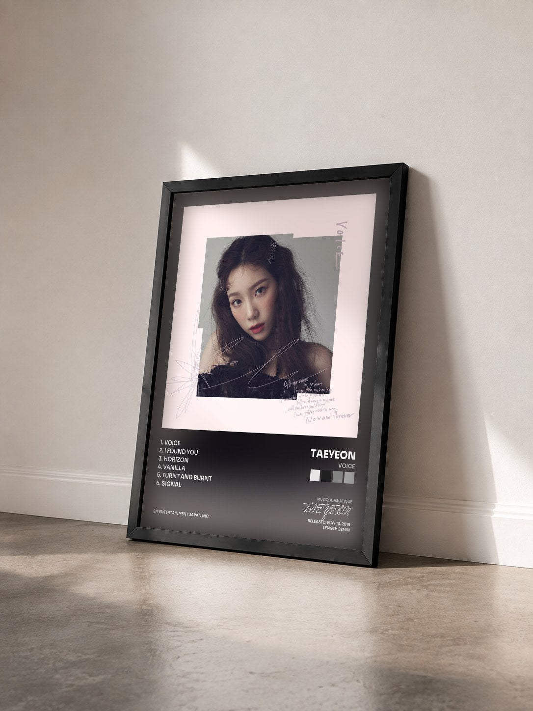 #noir Tableau de l'album VOICE de TAEYEON vu de trois quarts, cadre noir