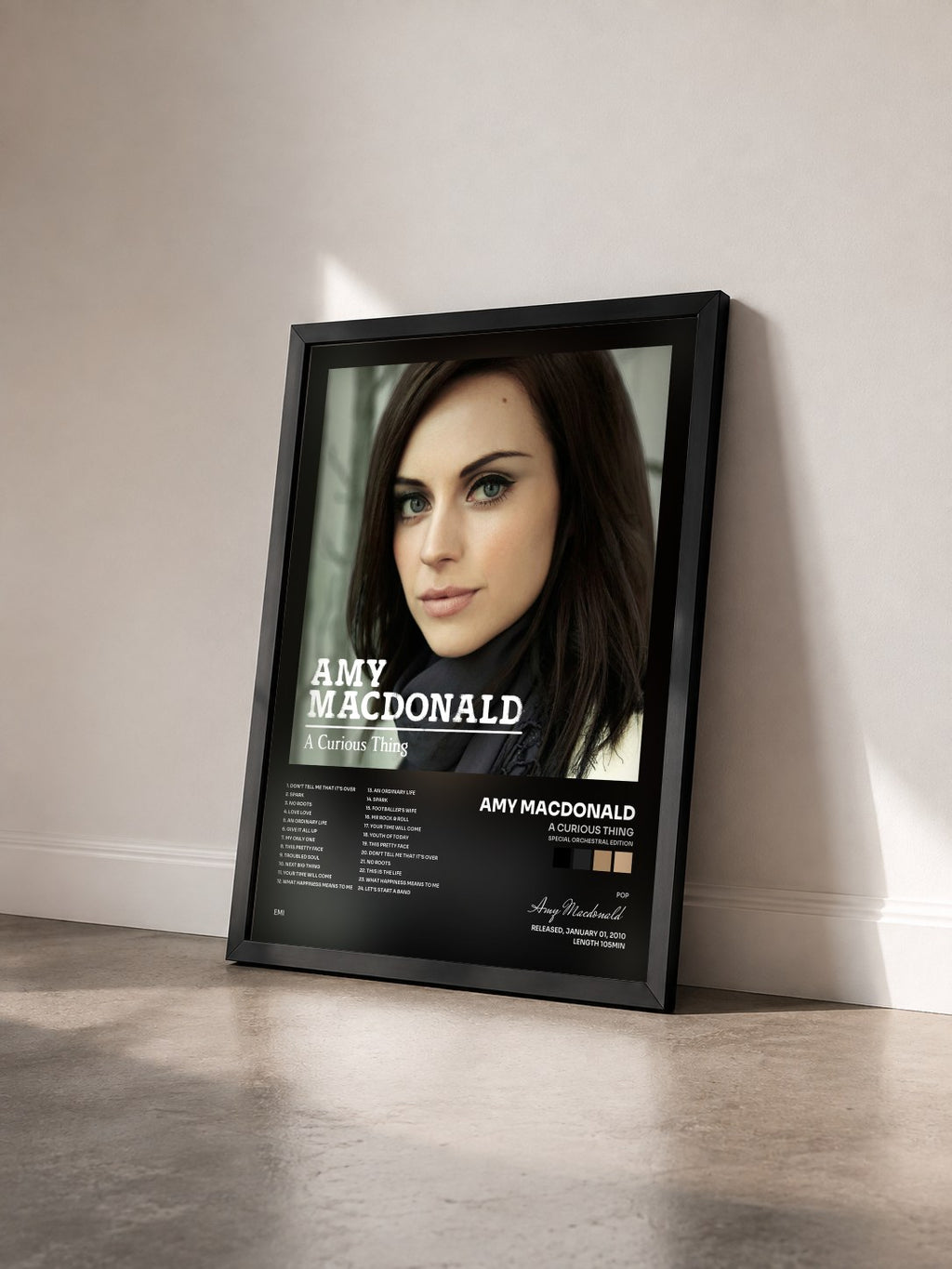 #noir Tableau de l'album A Curious Thing (Special Orchestral Edition) de Amy Macdonald vu de trois quarts, cadre noir