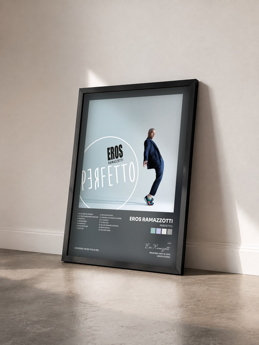 #noir Tableau de l'album Perfetto de Eros Ramazzotti vu de trois quarts, cadre noir