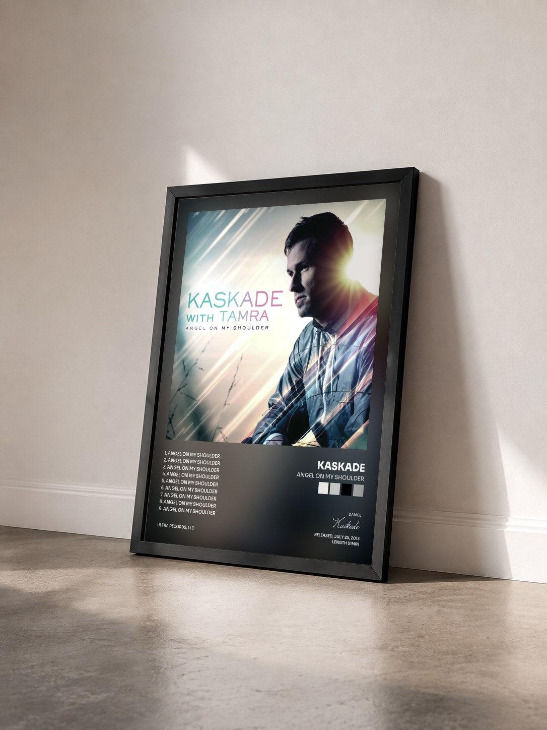 #noir Tableau de l'album Angel on My Shoulder de Kaskade vu de trois quarts, cadre noir