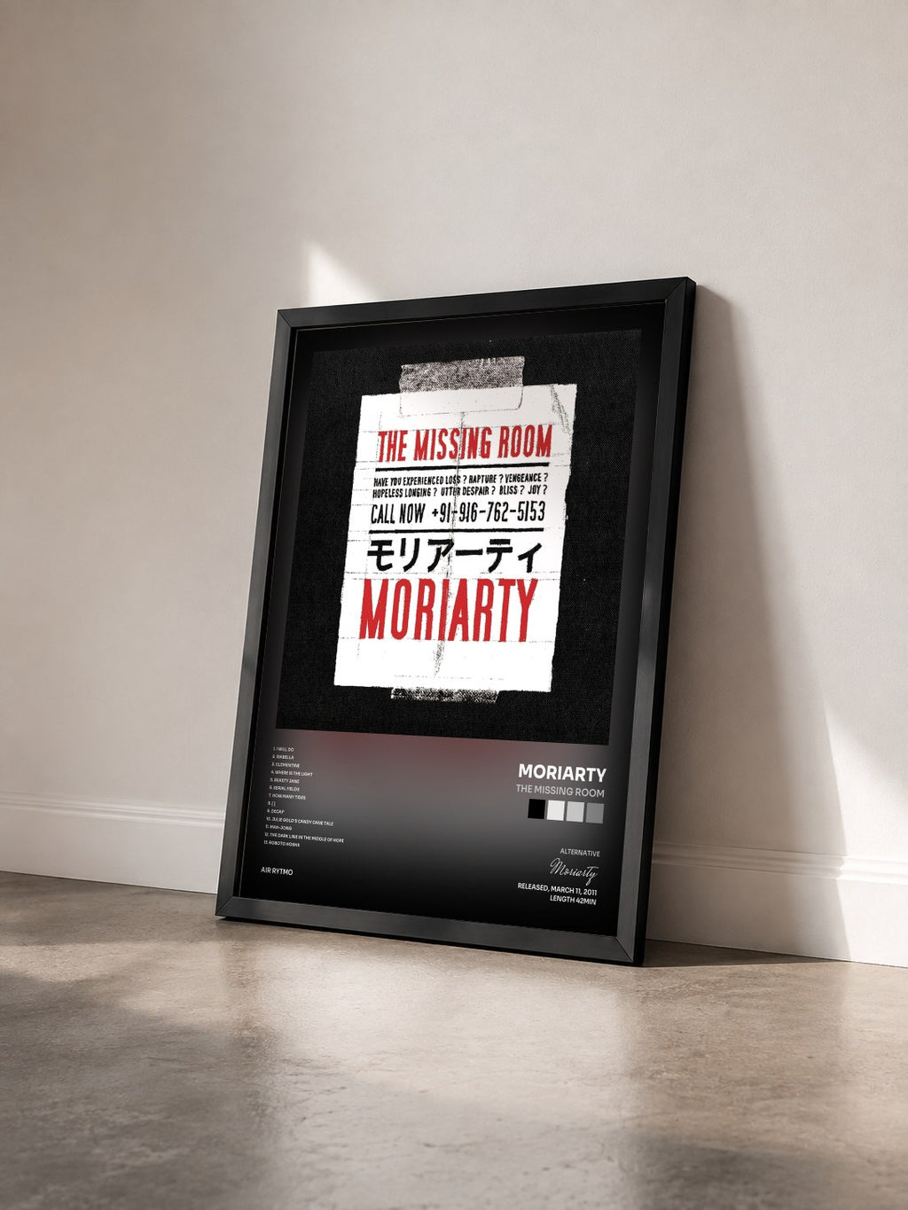 #noir Tableau de l'album The Missing Room de Moriarty vu de trois quarts, cadre noir