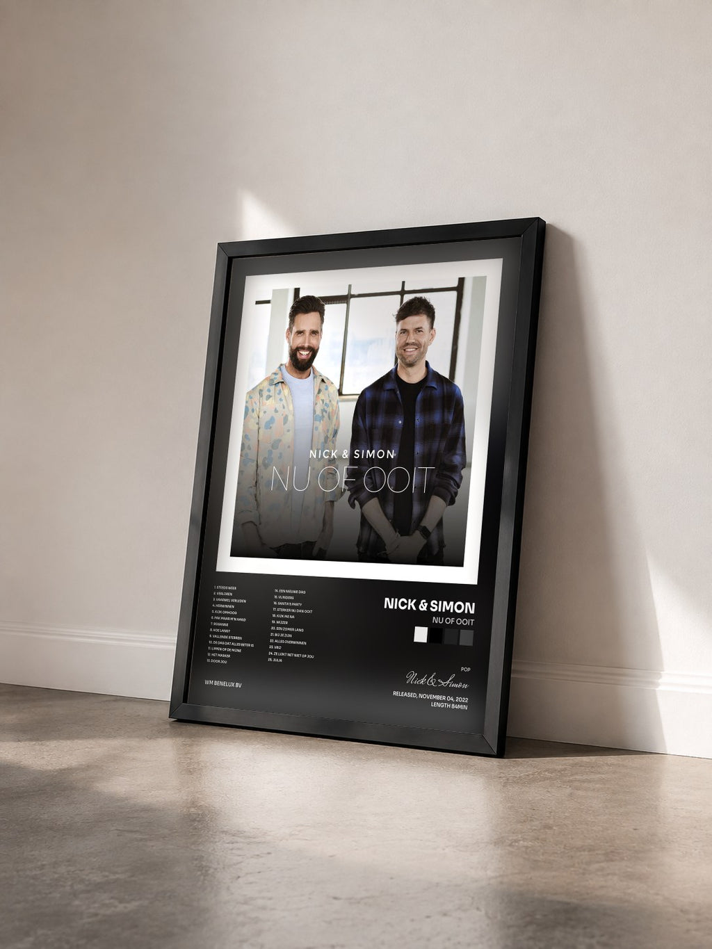 #noir Tableau de l'album Nu Of Ooit de Nick & Simon vu de trois quarts, cadre noir