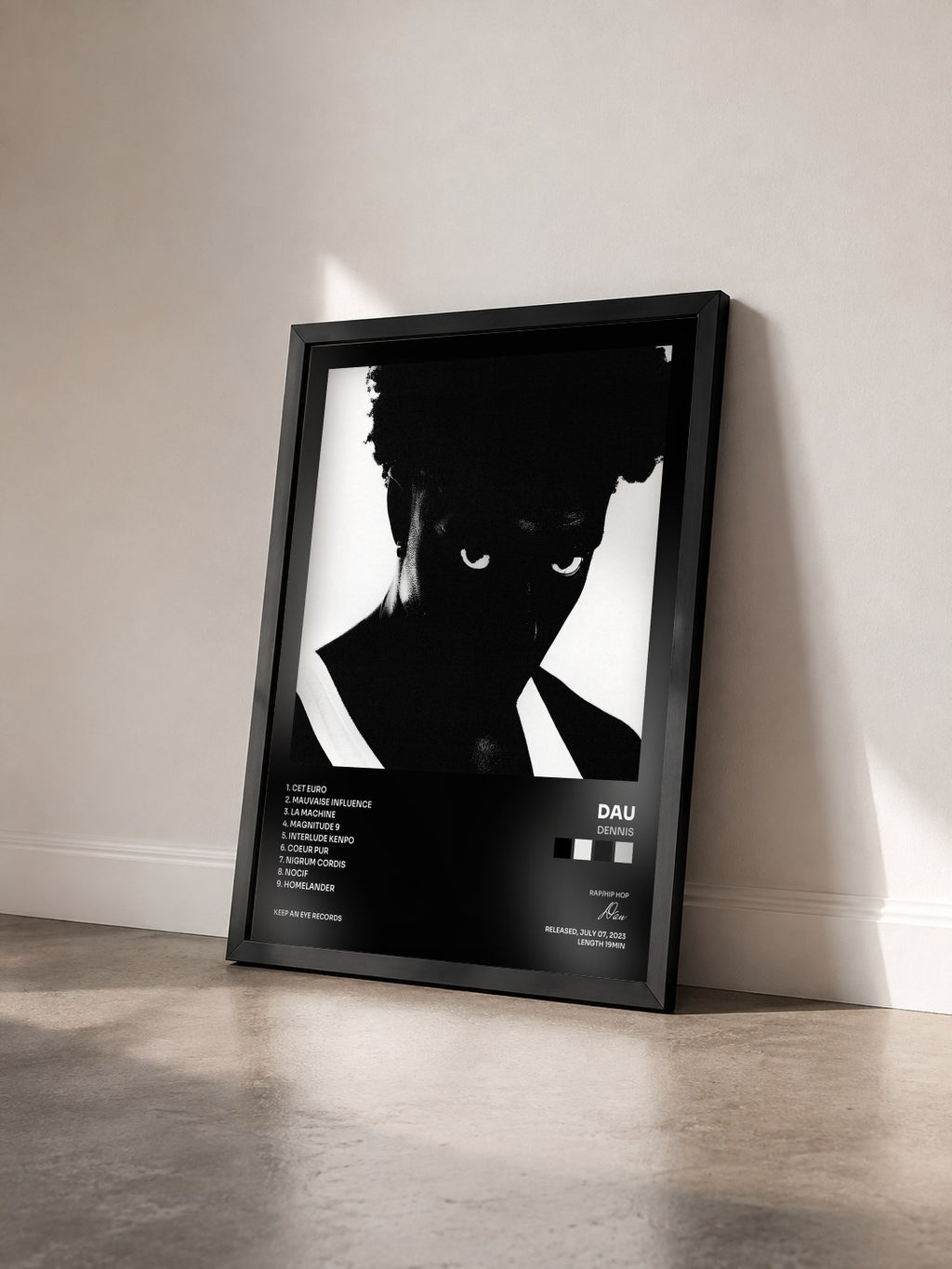 #noir Tableau de l'album DENNIS de Dau vu de trois quarts, cadre noir