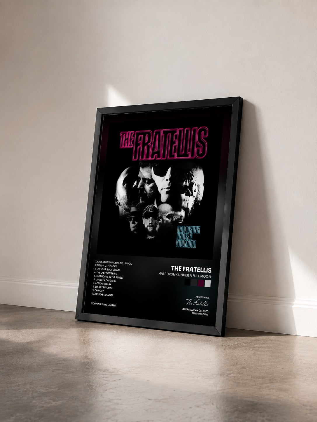 #noir Tableau de l'album Half Drunk Under a Full Moon de The Fratellis vu de trois quarts, cadre noir
