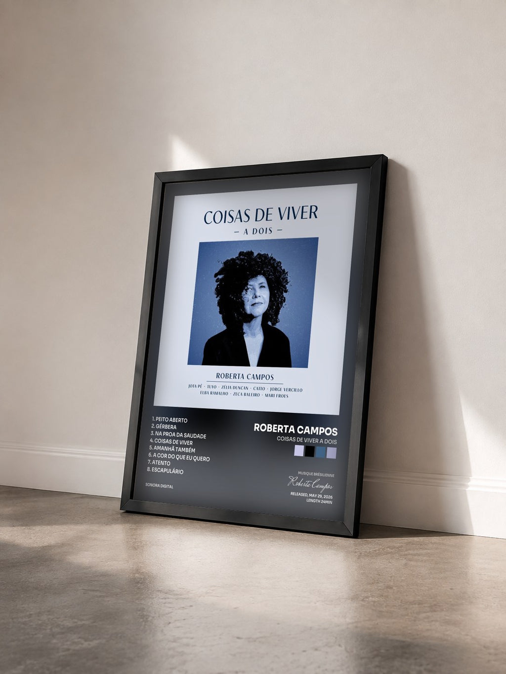 #noir Coisas von Viver a Dois de Roberta Campos als gerahmter Kunstdruck von schräg gesehen, schwarzer Rahmen