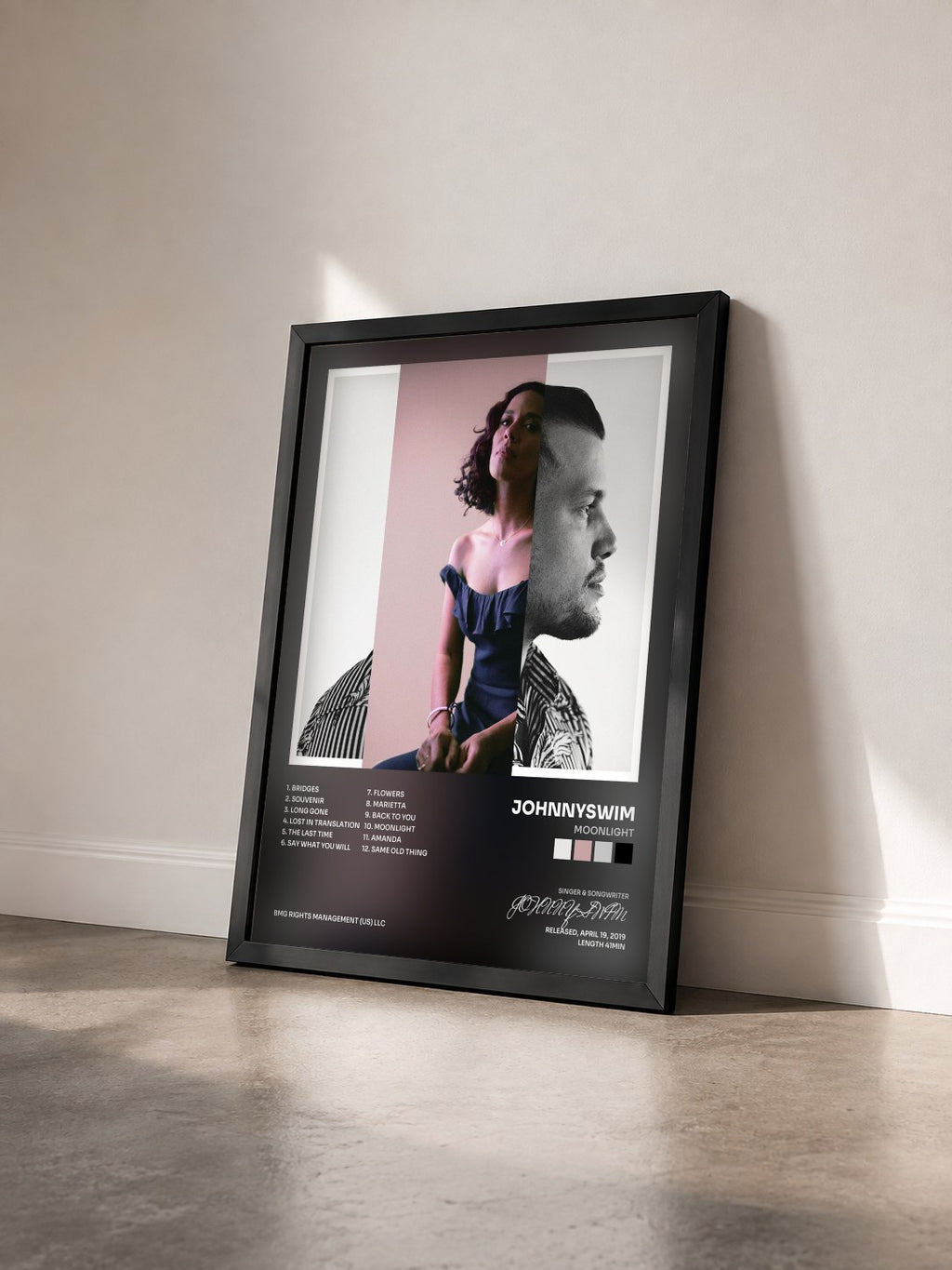#noir Tableau de l'album Moonlight de JOHNNYSWIM vu de trois quarts, cadre noir