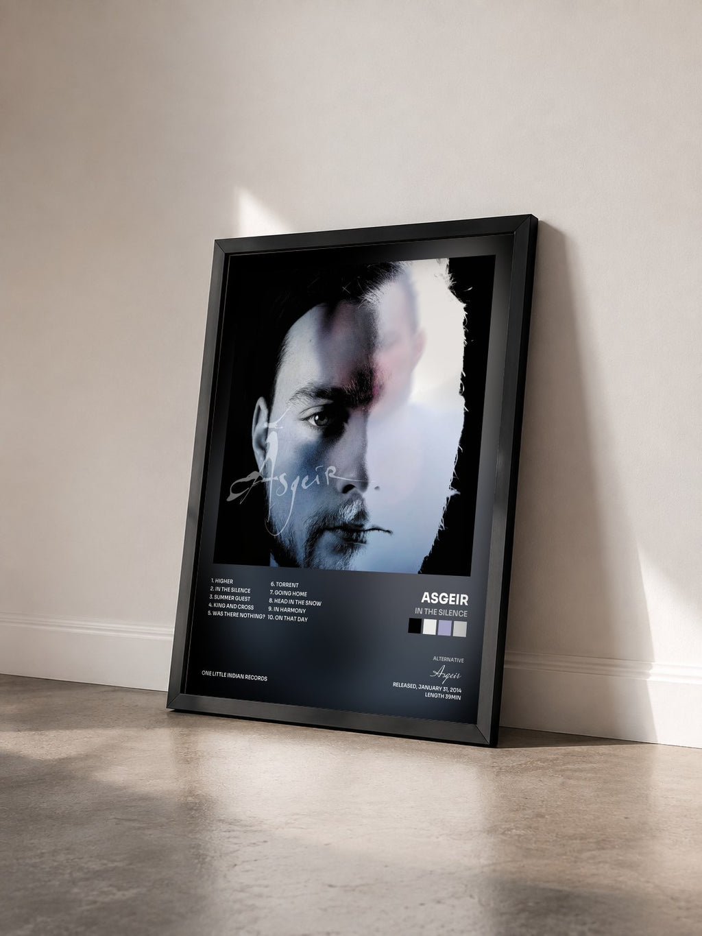 #noir Tableau de l'album In The Silence de Asgeir vu de trois quarts, cadre noir