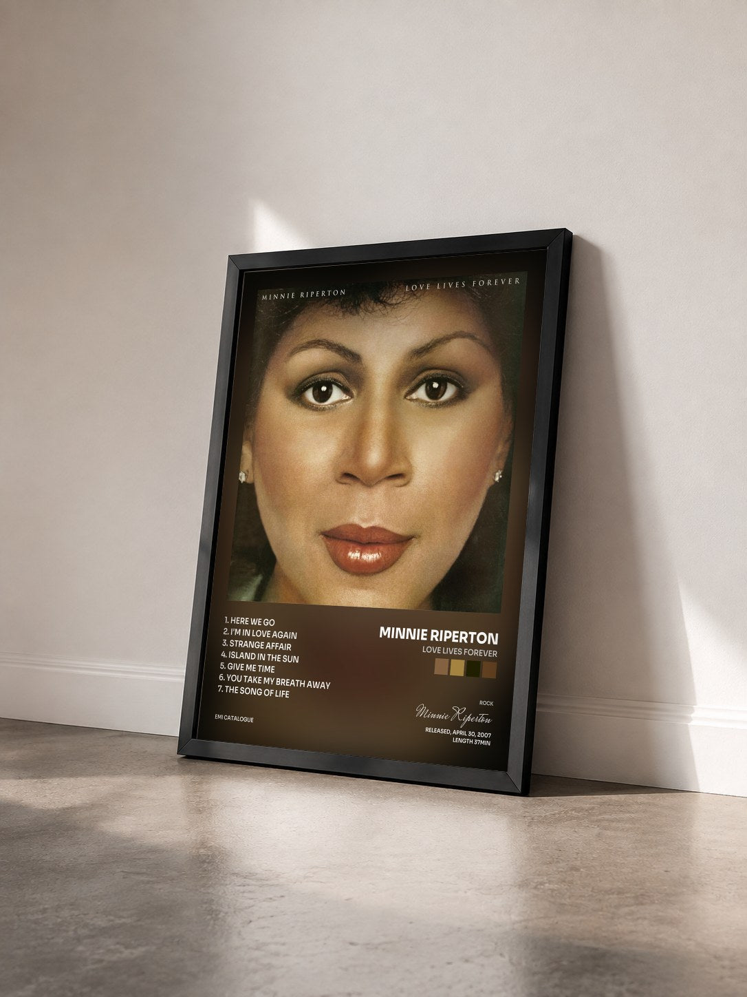 #noir Tableau de l'album Love Lives Forever de Minnie Riperton vu de trois quarts, cadre noir