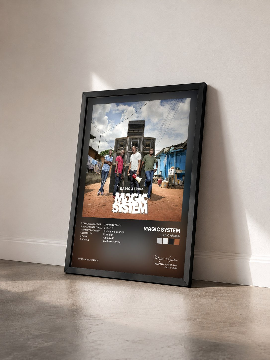 #noir Tableau de l'album Radio Afrika de Magic System vu de trois quarts, cadre noir