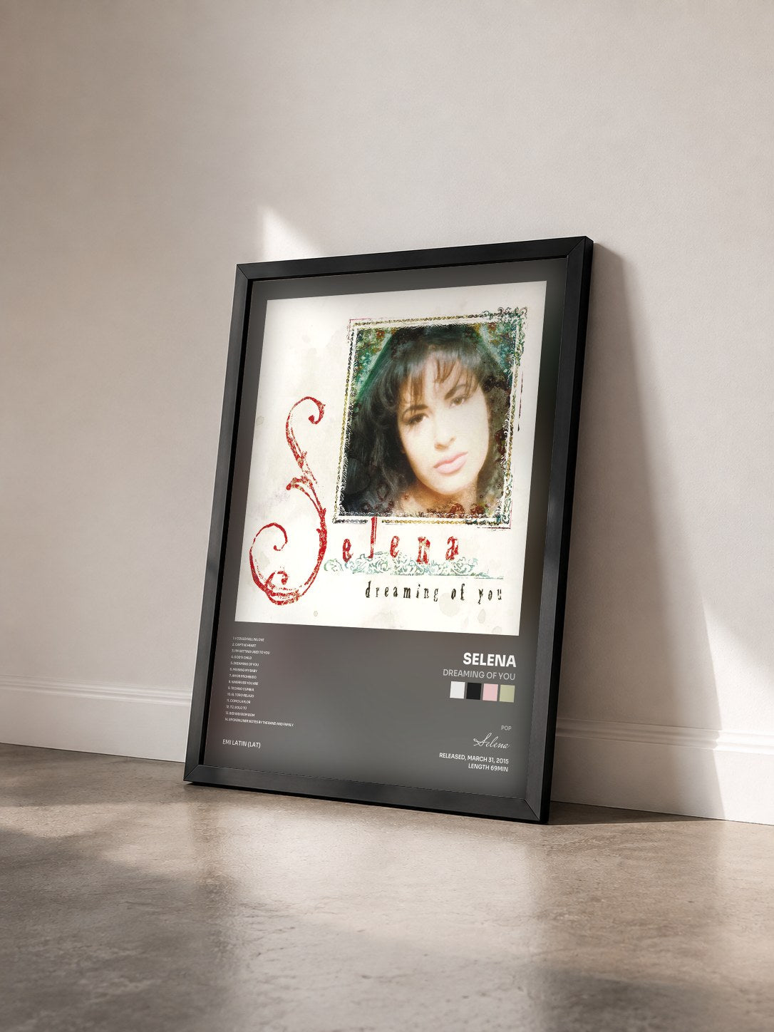 #noir Tableau de l'album Dreaming Of You de Selena vu de trois quarts, cadre noir