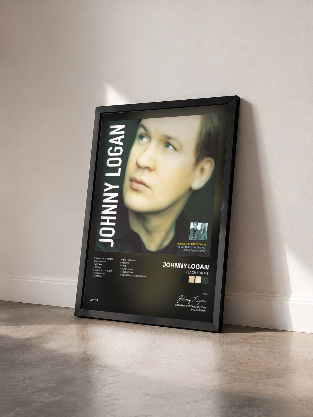 #noir Tableau de l'album Reach For Me de Johnny Logan vu de trois quarts, cadre noir