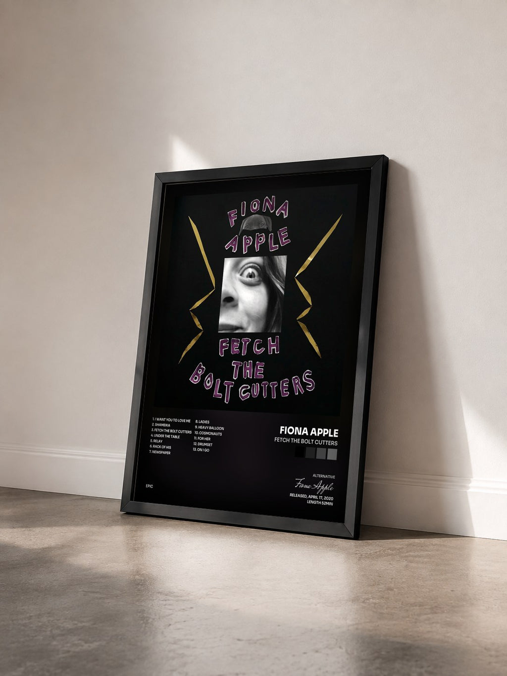 #noir Tableau de l'album Fetch The Bolt Cutters de Fiona Apple vu de trois quarts, cadre noir