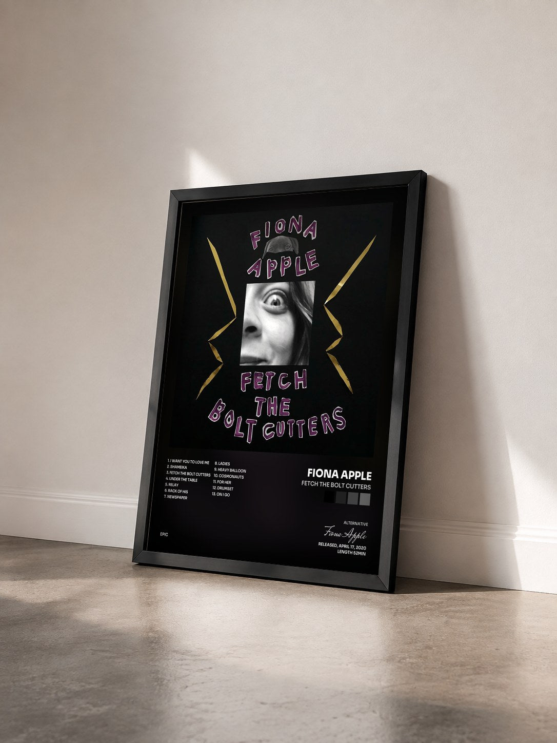 #noir Tableau de l'album Fetch The Bolt Cutters de Fiona Apple vu de trois quarts, cadre noir