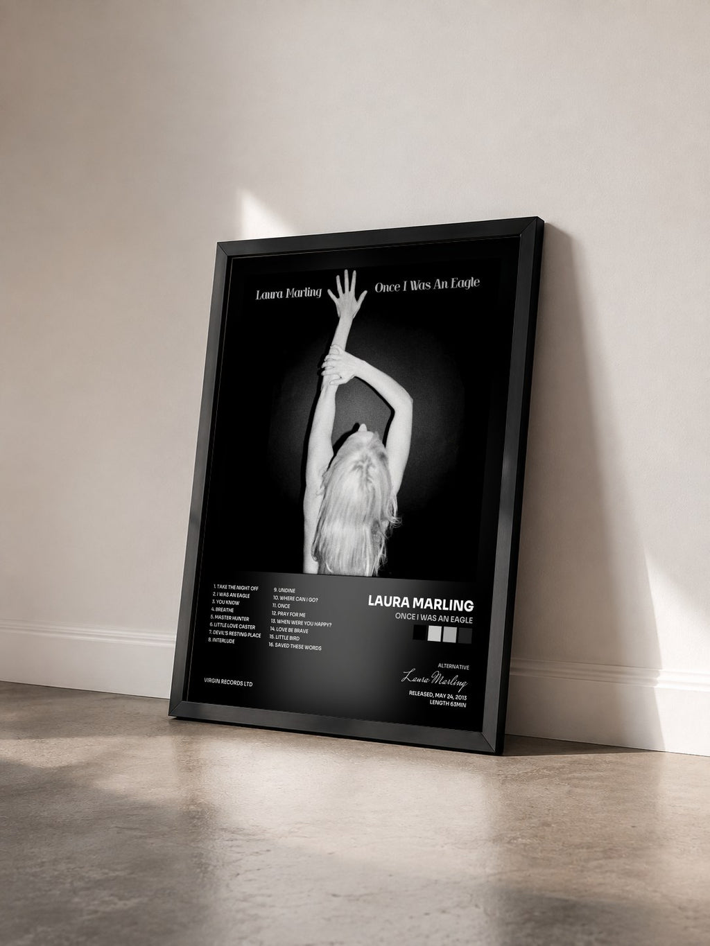 #noir Tableau de l'album Once I Was An Eagle de Laura Marling vu de trois quarts, cadre noir