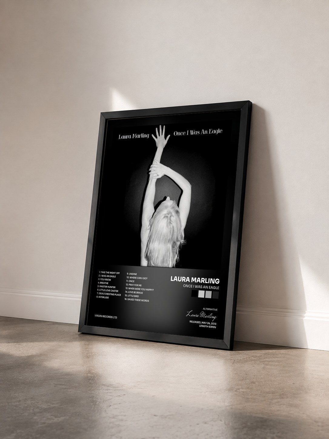 #noir Tableau de l'album Once I Was An Eagle de Laura Marling vu de trois quarts, cadre noir