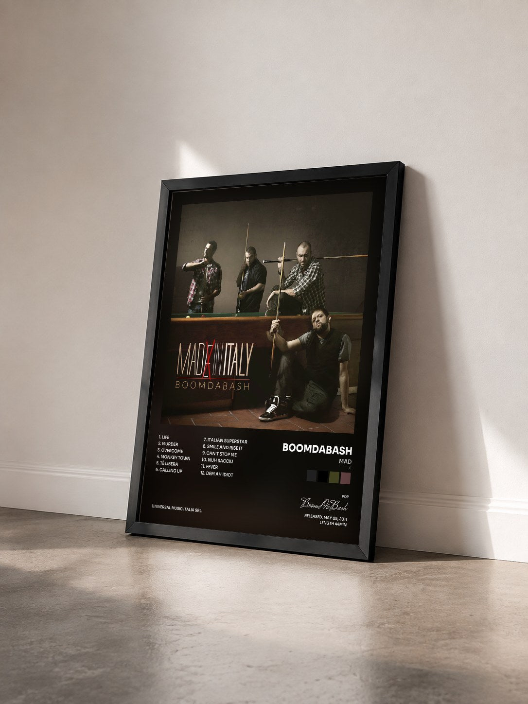 #noir Tableau de l'album Mad(e) in Italy de BoomDaBash vu de trois quarts, cadre noir
