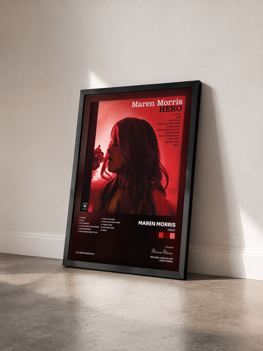 #noir Tableau de l'album HERO de Maren Morris vu de trois quarts, cadre noir
