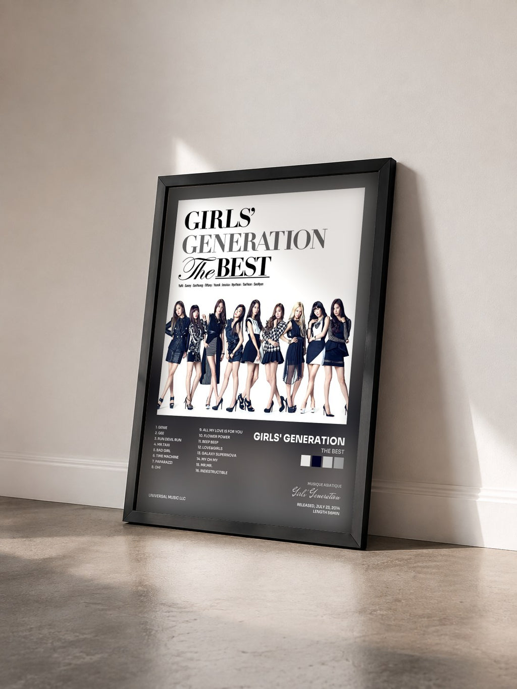 #noir Tableau de l'album The Best de Girls' Generation vu de trois quarts, cadre noir