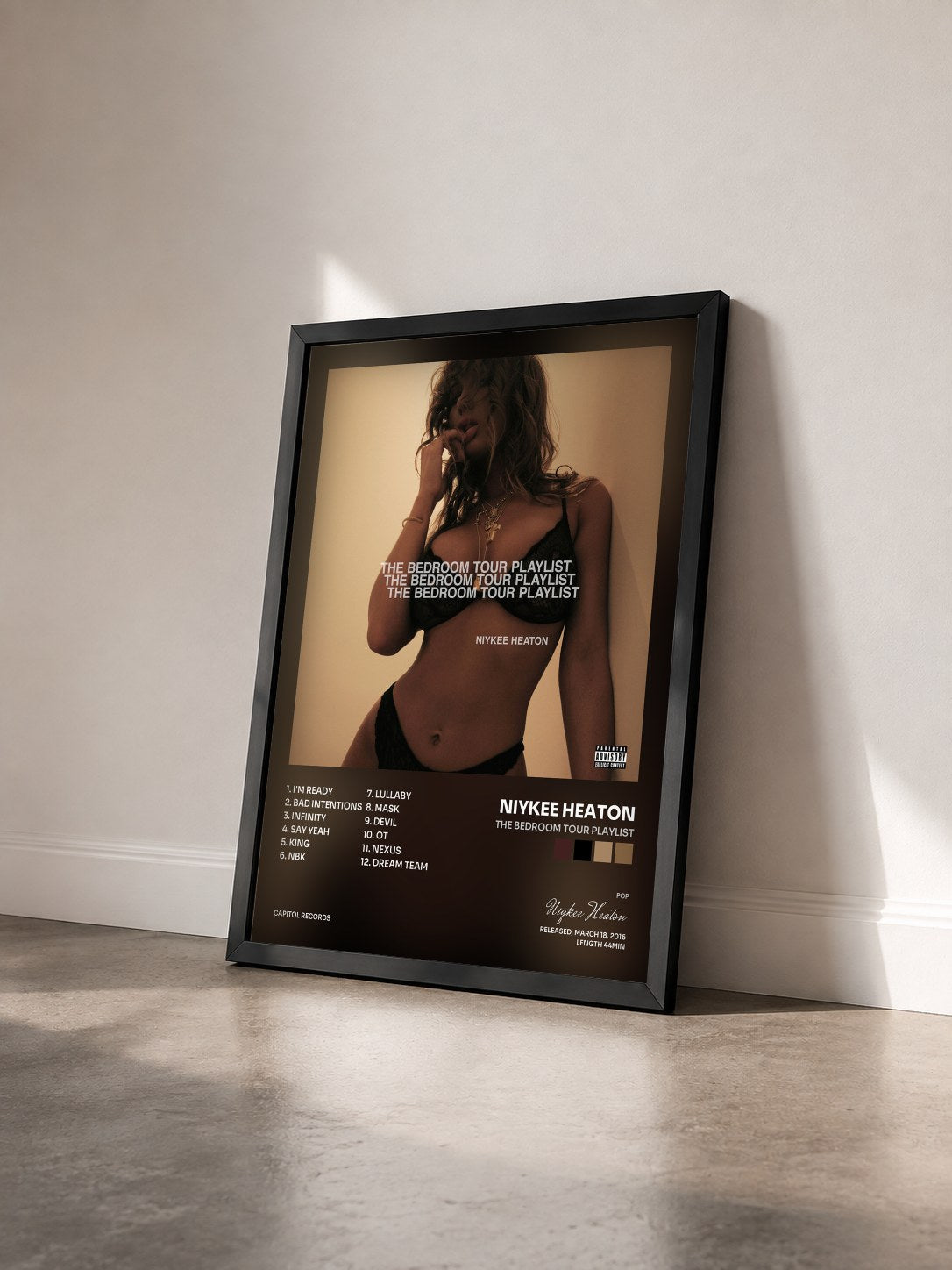 #noir Tableau de l'album The Bedroom Tour Playlist de Niykee Heaton vu de trois quarts, cadre noir