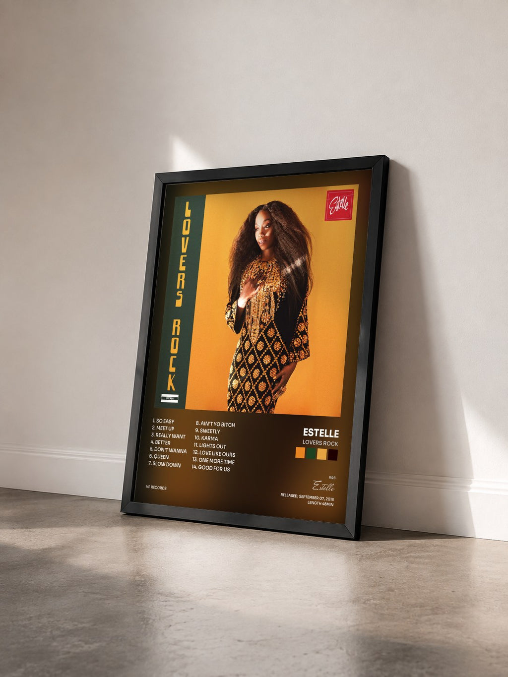 #noir Tableau de l'album Lovers Rock de Estelle vu de trois quarts, cadre noir