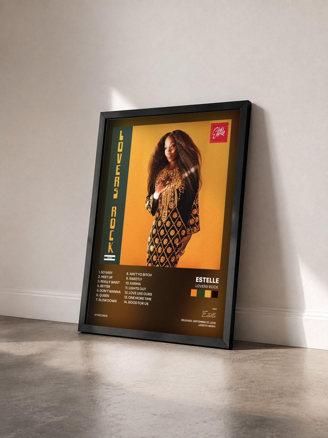 #noir Tableau de l'album Lovers Rock de Estelle vu de trois quarts, cadre noir
