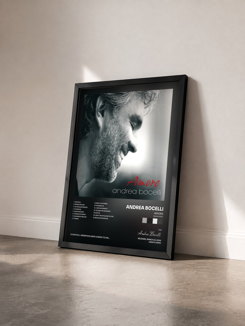 #noir Tableau de l'album Amore (Remastered) de Andrea Bocelli vu de trois quarts, cadre noir