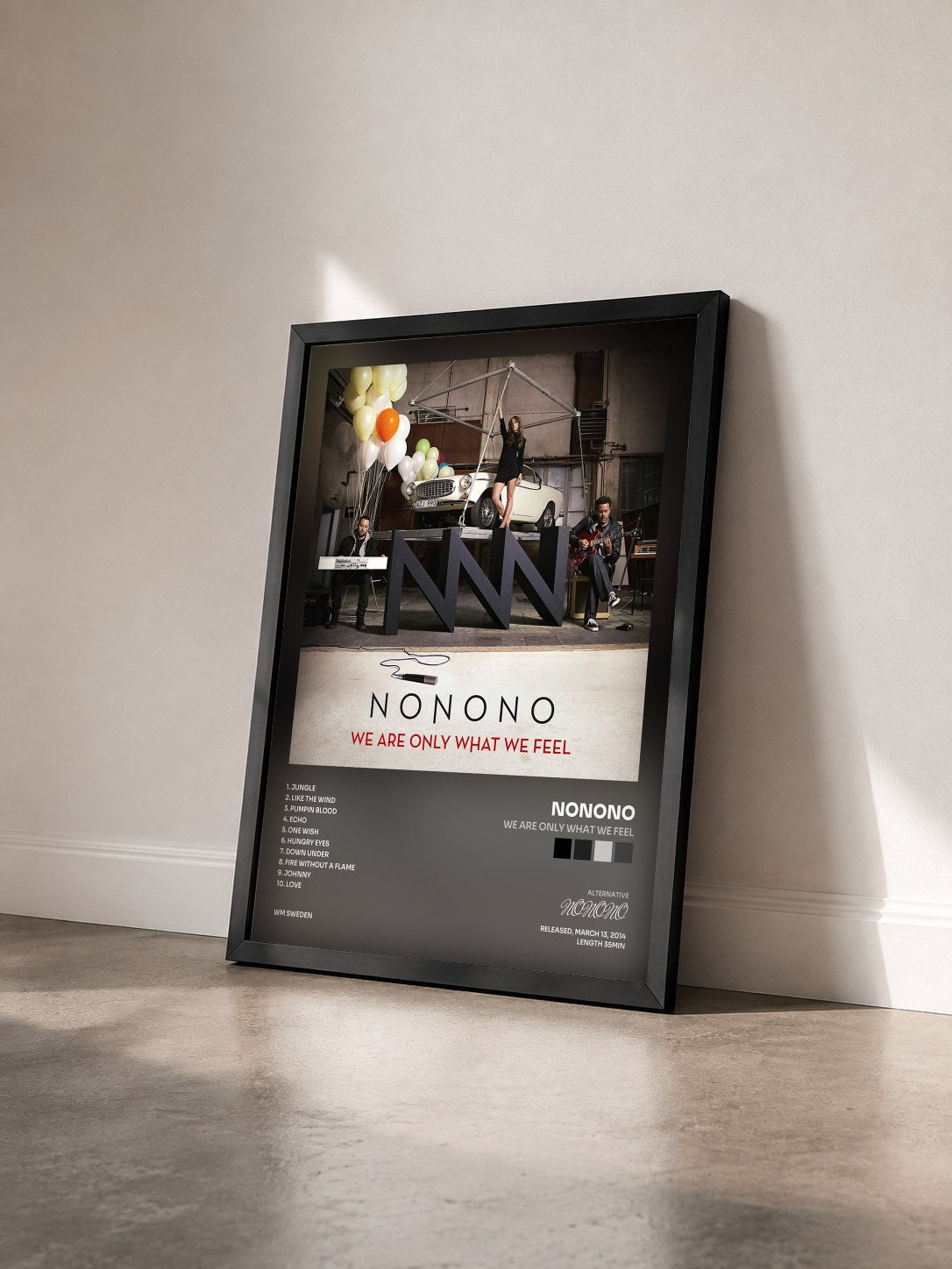 #noir Tableau de l'album We Are Only What We Feel de NONONO vu de trois quarts, cadre noir