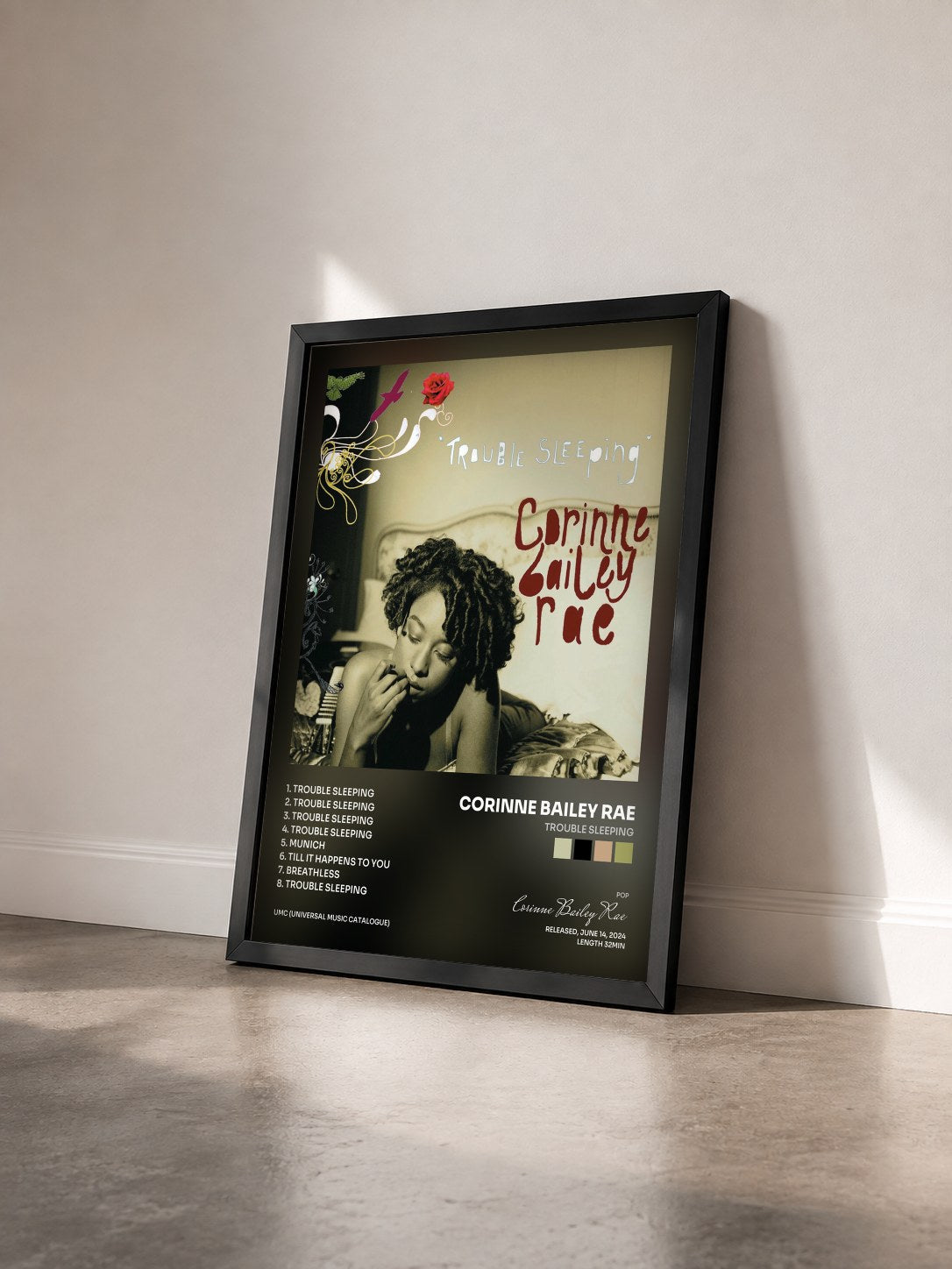 #noir Tableau de l'album Trouble Sleeping de Corinne Bailey Rae vu de trois quarts, cadre noir