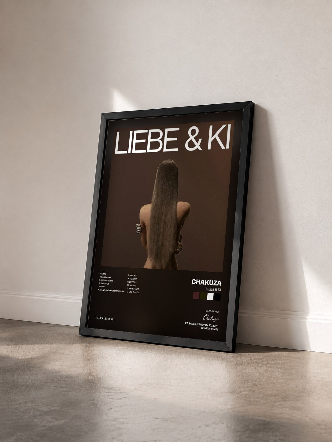 #noir Tableau de l'album LIEBE & KI de Chakuza vu de trois quarts, cadre noir