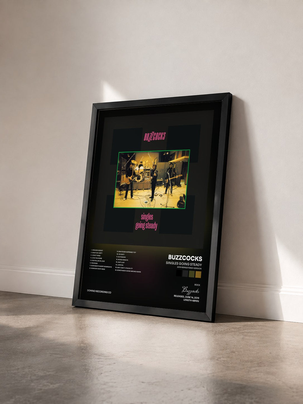 #noir Tableau de l'album Singles Going Steady (2019 Remastered Version) de Buzzcocks vu de trois quarts, cadre noir