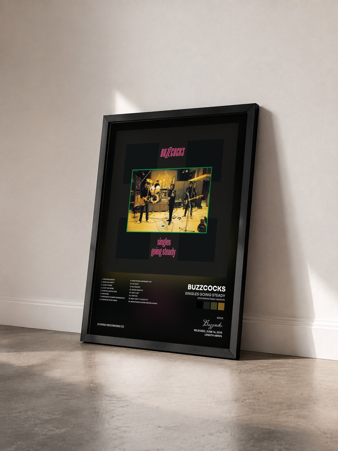 #noir Tableau de l'album Singles Going Steady (2019 Remastered Version) de Buzzcocks vu de trois quarts, cadre noir