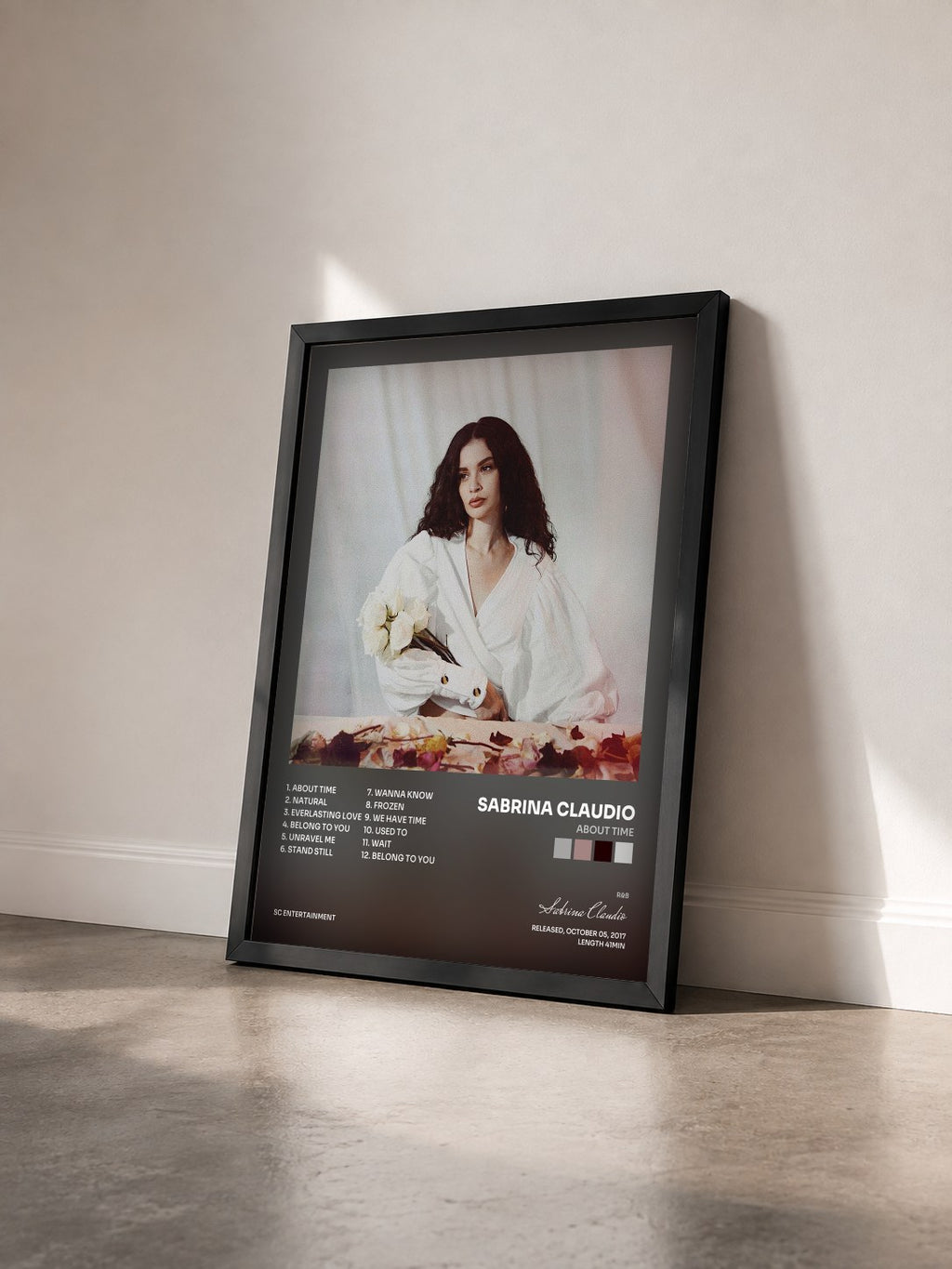 #noir Tableau de l'album About Time de Sabrina Claudio vu de trois quarts, cadre noir