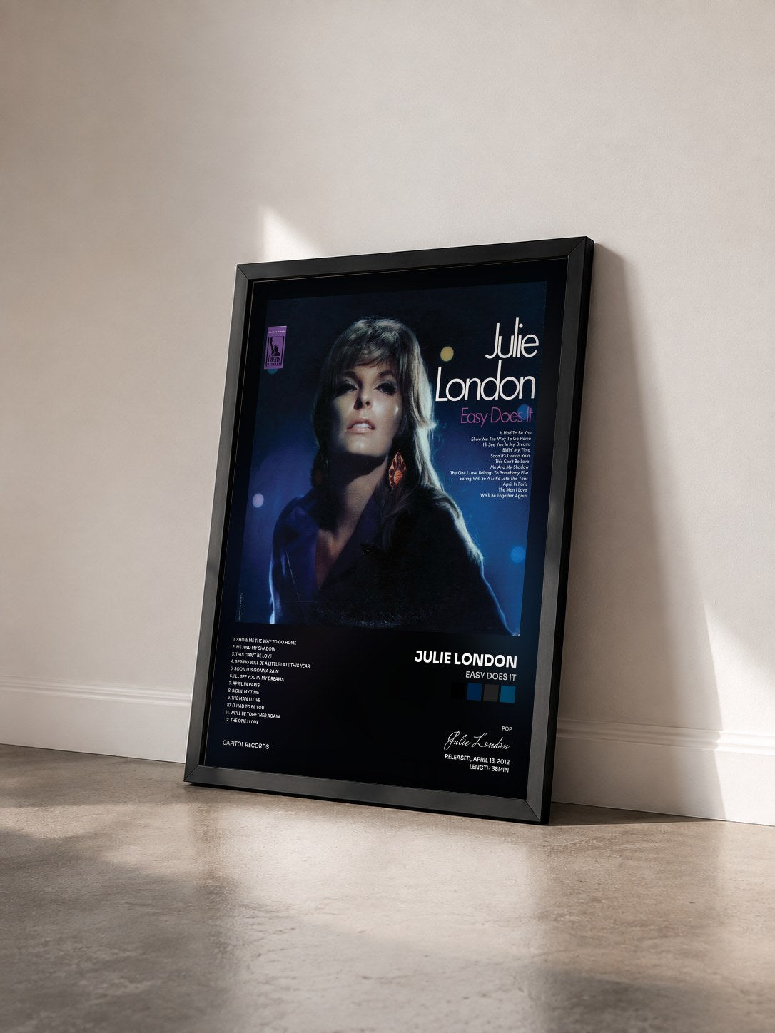 #noir Tableau de l'album Easy Does It de Julie London vu de trois quarts, cadre noir
