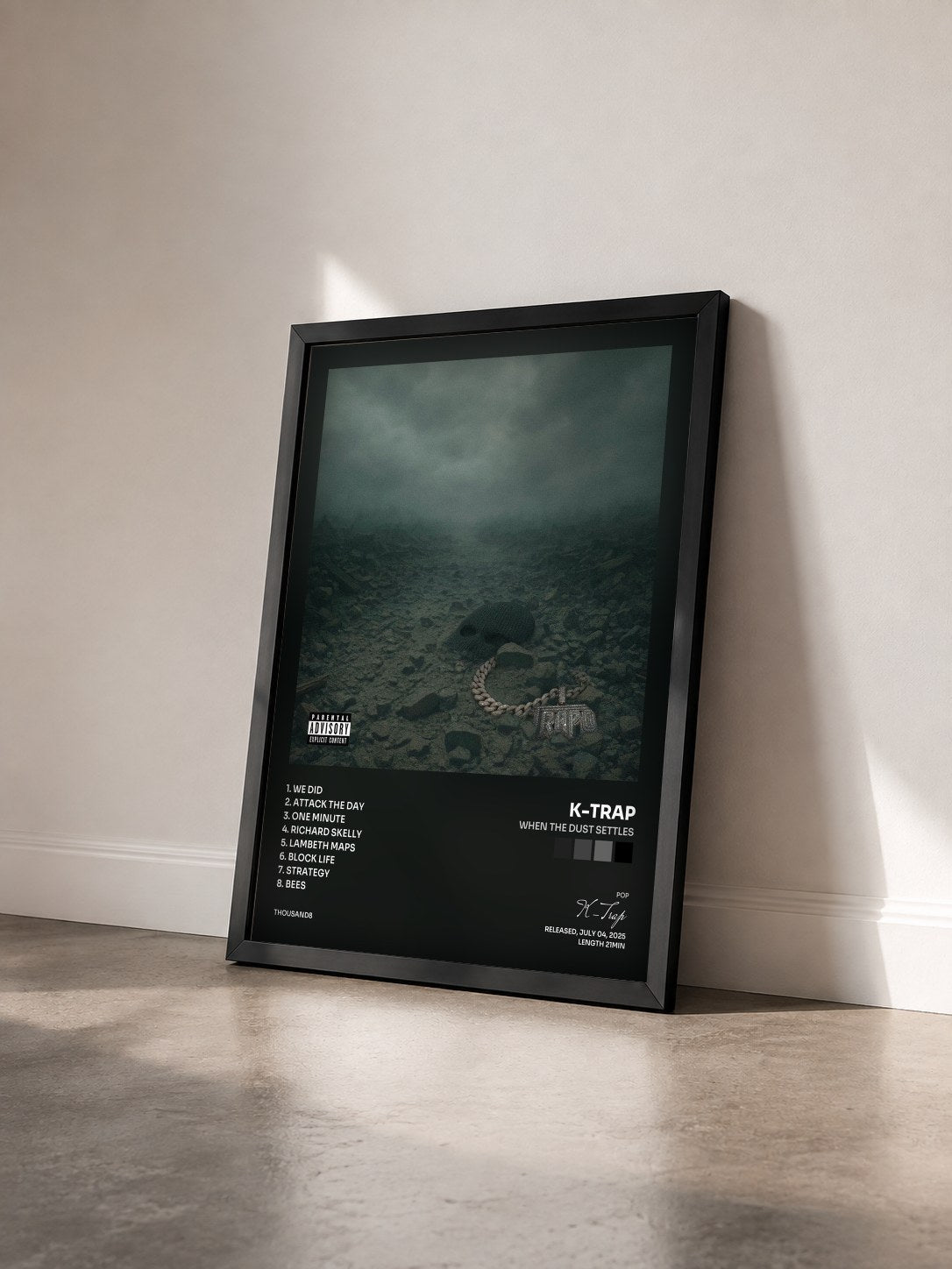 #noir Tableau de l'album When The Dust Settles de K-Trap vu de trois quarts, cadre noir